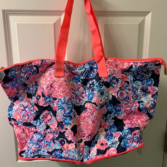 Lilly Pulitzer Handbags - Lilly Pulitzer getaway tote.